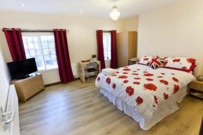 Emporium Nottingham - Contractors City Centre Apartment - Your own Private 6 Double Bedrooms Apartment - 6 Double Beds, 3 Bathrooms, Kitchen - Outside Smoking Area - 